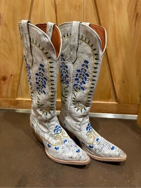 White Embroidered Women's Western Heeled Boots with Blue Floral Detail